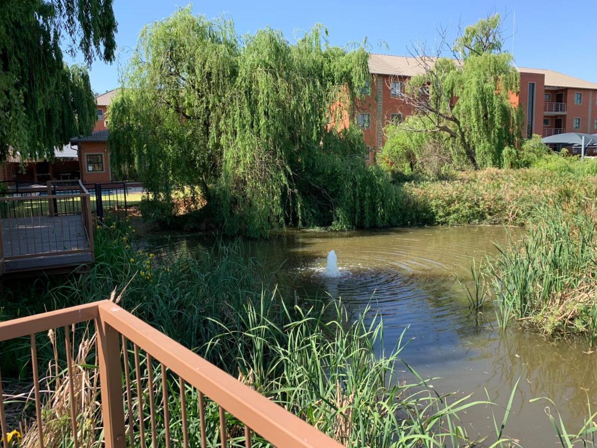 Or Tambo Self Catering Apartments, The Willows Boksburg Zewnętrze zdjęcie
